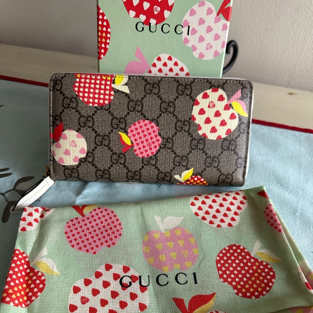 Trade @ berebell only !!GG supreme Apple 🍎 🍏 print long wallet